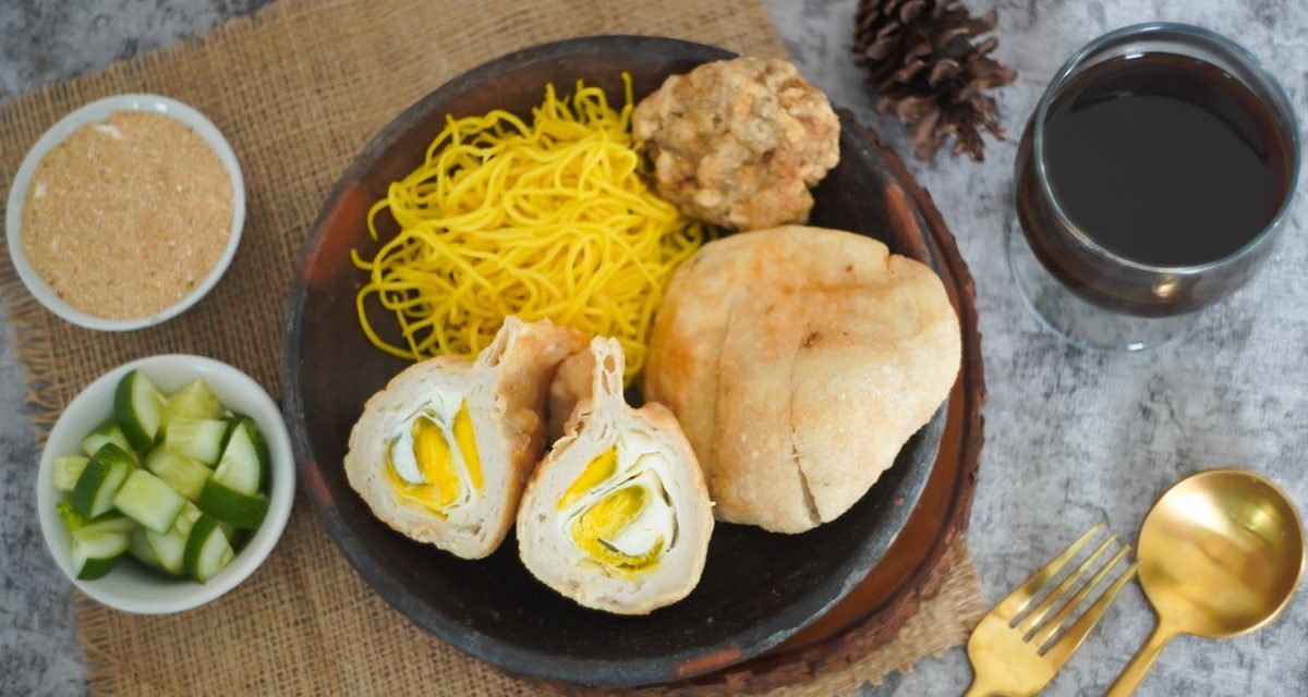 Makin Gurih! Pempek Kapal Selam Isi Telur Jadi Kuliner Favorit
