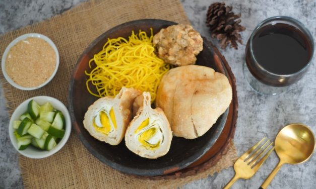 Makin Gurih! Pempek Kapal Selam Isi Telur Jadi Kuliner Favorit